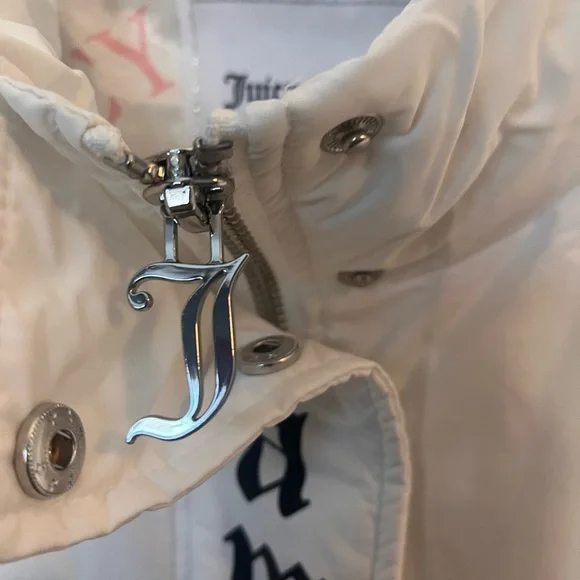 Juicy Couture White Puffer Jacket with Pink Emblem - Picture 2 of 7